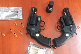 Tạm giữ nam thanh niên thủ nhiều súng, đạn trong người 