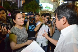 Quận 1 đập bỏ bậc thềm nhà hát kịch thành phố lấn chiếm vỉa hè