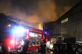 Hơn 1000m2 nhà xưởng bị cháy rụi lúc rạng sáng