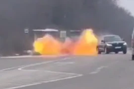 Khoảnh khắc UAV tự sát lao vào ô tô, lái xe thoát chết trong gang tấc