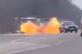 Khoảnh khắc UAV tự sát lao vào ô tô, lái xe thoát chết trong gang tấc