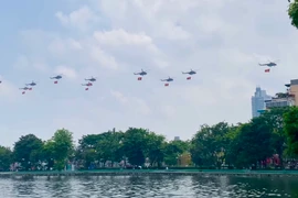 10 trực thăng bay vòng hồ Tây hướng về Ba Đình 