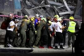 Cứu hộ chạy đua với thời gian, hy vọng còn nạn nhân động đất sống sót dưới đống đổ nát