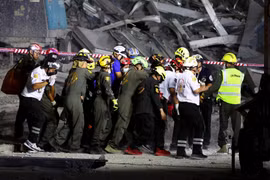 Cứu hộ chạy đua với thời gian, hy vọng còn nạn nhân động đất sống sót dưới đống đổ nát