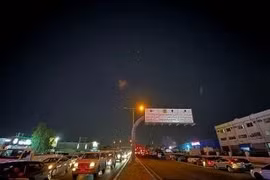 Khoảnh khắc tên lửa Iran nhắm tới căn cứ quân sự Mỹ tại Qatar