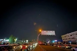 Khoảnh khắc tên lửa Iran nhắm tới căn cứ quân sự Mỹ tại Qatar