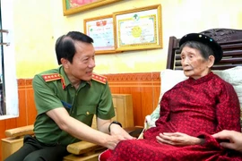 Bộ trưởng Lương Tam Quang thăm hỏi, tặng quà và dự Lễ khánh thành nhà tình nghĩa các gia đình chính sách tại tỉnh Tuyên Quang