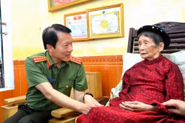 Bộ trưởng Lương Tam Quang thăm hỏi, tặng quà và dự Lễ khánh thành nhà tình nghĩa các gia đình chính sách tại tỉnh Tuyên Quang