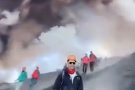 Núi lửa lớn nhất châu Âu phun trào, du khách hoảng loạn tháo chạy 