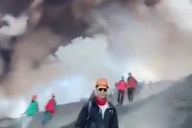 Núi lửa lớn nhất châu Âu phun trào, du khách hoảng loạn tháo chạy 