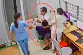 Đưa em trai vào viện, người đàn ông cầm bút doạ 'chọc vào mặt' nữ bác sĩ
