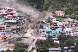 Cảnh lũ quét kinh hoàng vùi lấp ngôi làng ở Ấn Độ