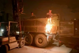 Phát hiện xe tải cơi nới thùng, CSGT kiên quyết cho cắt bỏ ngay