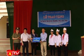 Báo ANTĐ tiếp tục hành trình mang sách tới các huyện ngoại thành