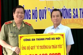 Ủng hộ gần 1.3 tỷ đồng Quỹ "Vì Trường Sa thân yêu"