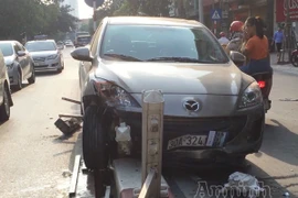 Mazda 3 đâm trúng dải phân cách phố Cát Linh