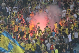 Lại xuất hiện pháo sáng trên khán đài, sân Hàng Đẫy bị phạt 20 triệu đồng