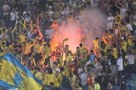 Lại xuất hiện pháo sáng trên khán đài, sân Hàng Đẫy bị phạt 20 triệu đồng