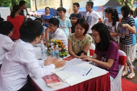 Bộ GD-ĐT hứa xem xét mức tăng học phí của trường ĐH Kinh tế quốc dân