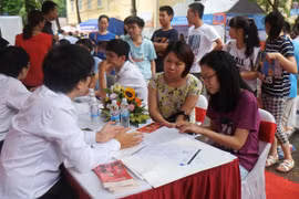 Bộ GD-ĐT hứa xem xét mức tăng học phí của trường ĐH Kinh tế quốc dân