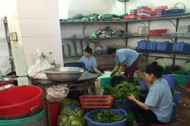 Dùng xe kiểm nghiệm nhanh, phát hiện rau của nhà hàng bia Hải Xồm không đạt