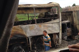 Trung Quốc: Xe chở hàng va chạm xe khách gây nổ và bốc cháy