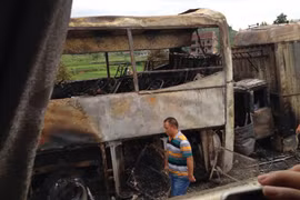 Trung Quốc: Xe chở hàng va chạm xe khách gây nổ và bốc cháy