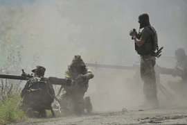 Ukraine: Phe ly khai bắn máy bay cứu thương, cướp xe tăng, tên lửa của quân chính phủ