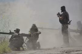 Ukraine: Phe ly khai bắn máy bay cứu thương, cướp xe tăng, tên lửa của quân chính phủ