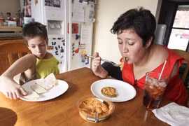 Thán phục nghị lực của hai mẹ con không tay