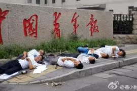 Trung Quốc: 7 người tự sát trước cổng tòa báo