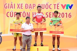 Tay đua Lê Văn Duẩn đoạt hat-trick giải thưởng tại chặng 6