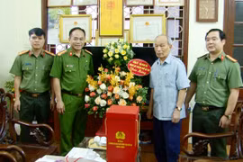 Thăm hỏi các đồng chí nguyên lãnh đạo Công an thành phố Hà Nội