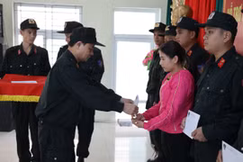 Bộ Tư lệnh CSCĐ ủng hộ gia đình cán bộ, chiến sĩ CAND trong vùng lũ