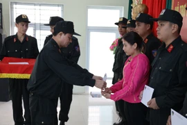 Bộ Tư lệnh CSCĐ ủng hộ gia đình cán bộ, chiến sĩ CAND trong vùng lũ