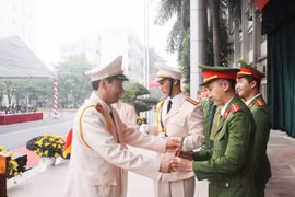 805 tân sỹ quan Cảnh sát Việt Nam và Lào nhận nhiệm vụ tại công an các địa phương