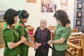 Món quà ý nghĩa tặng các Mẹ Việt Nam anh hùng