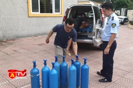 Tạm giữ 48 bình khí N2O tại một điểm tập kết hàng hóa