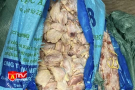 Phát hiện gần một tấn cánh gà không rõ nguồn gốc 