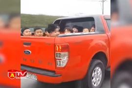 Tiềm ẩn tai nạn giao thông từ việc chở trẻ em trên thùng xe ô tô bán tải