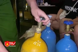 Thu giữ hàng trăm bình khí cười tại các quán bar