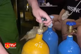 Thu giữ hàng trăm bình khí cười tại các quán bar