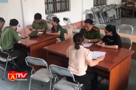 Tuổi trẻ Công an Thủ đô hỗ trợ nhân dân kích hoạt định danh điện tử 