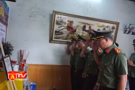 Công an Hà Nội thăm hỏi, động viên thân nhân cán bộ chiến sỹ hy sinh, bị thương ở Đắk Lắk