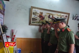 Công an Hà Nội thăm hỏi, động viên thân nhân cán bộ chiến sỹ hy sinh, bị thương ở Đắk Lắk