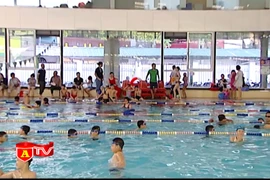Khuyến khích, vận động phụ huynh cho con học bơi trong dịp hè