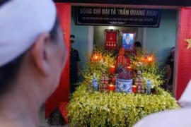 Người dân quê nhà bật khóc nức nở đón linh cữu Đại tá Trần Quang Khải