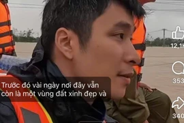 Ca sĩ Mạnh Đồng tham gia hỗ trợ người dân vùng ngập lụt