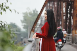 NSND Mai Hoa: Giọng nữ trầm quý hiếm đã "vút bay" với "Hà Nội cờ hoa"