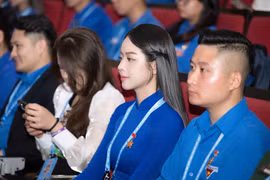 Hoa hậu Thanh Thuỷ vinh dự nhận huy hiệu "Thanh niên tiên tiến làm theo lời Bác"